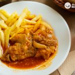 Manitas de cerdo en salsa. Receta de la abuela paso a paso