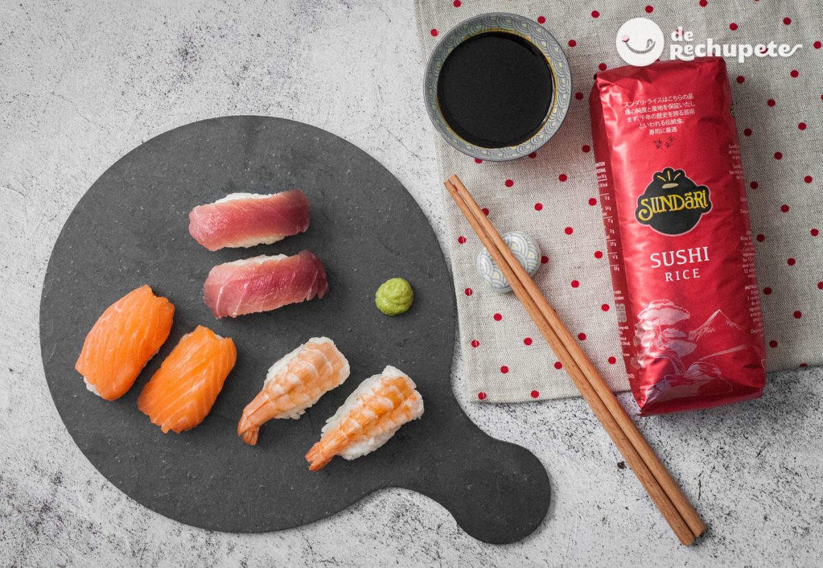 Nigiris de atún, salmón y langostinos. Pequeños bocados de arroz japoneses variados