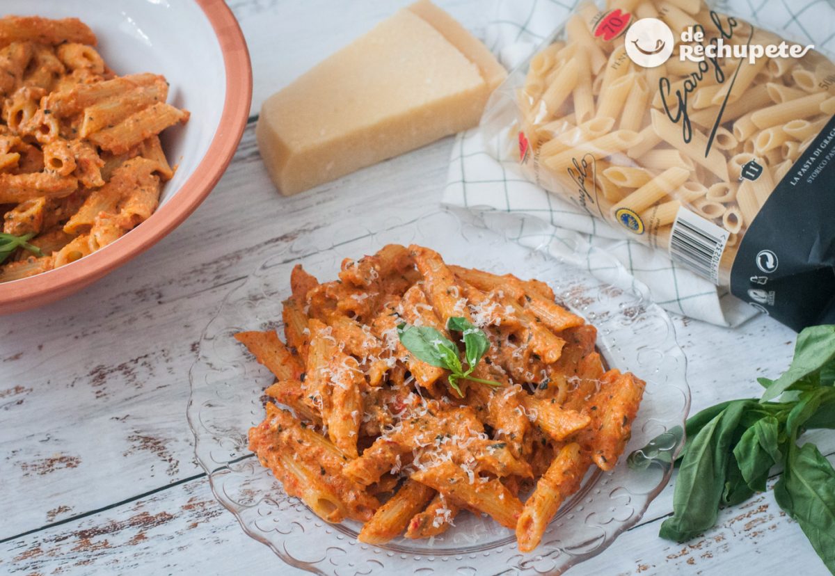 Penne ziti rigate con pesto alla calabrese. Receta de pasta italiana paso a paso