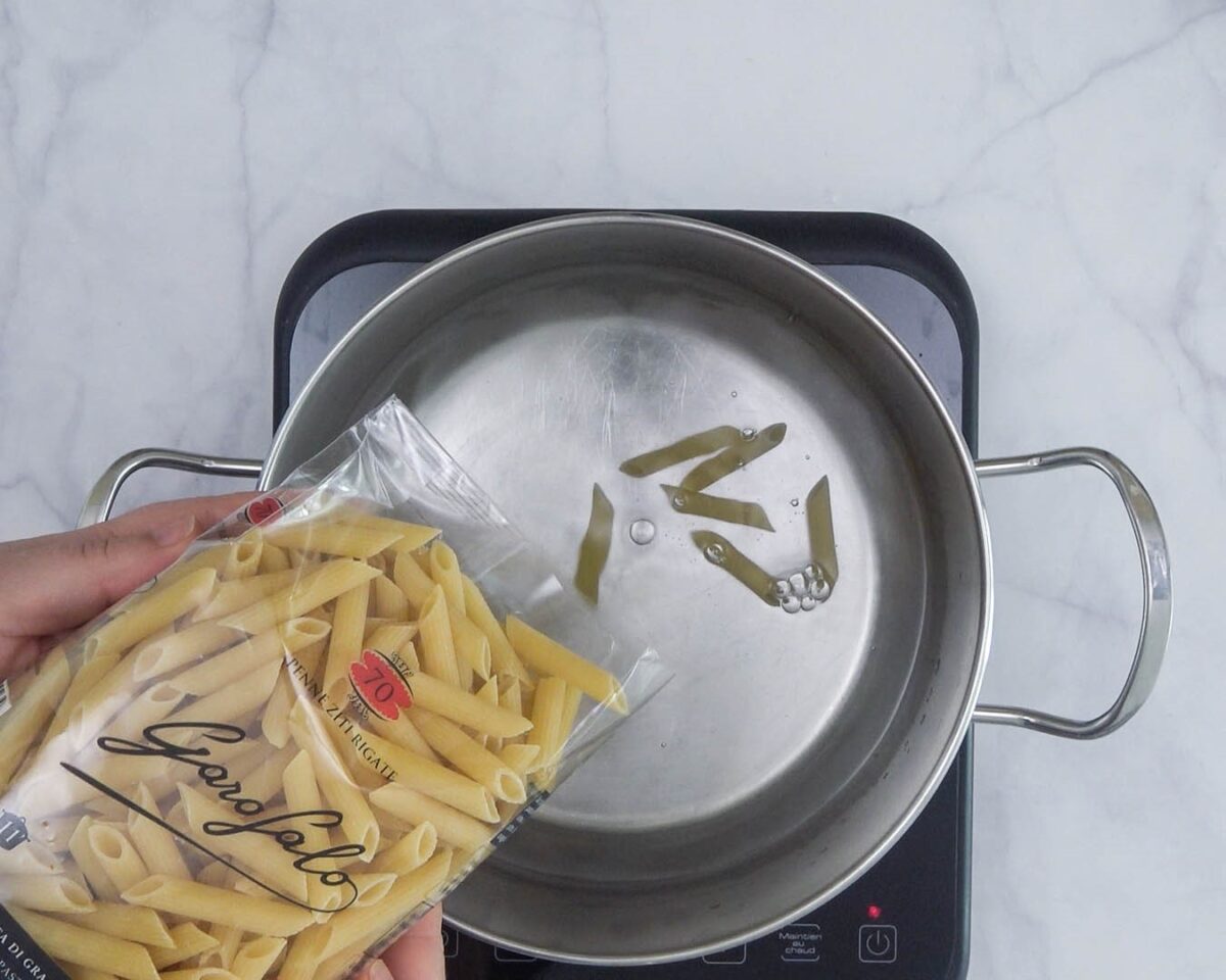 Penne ziti rigate con pesto alla calabrese. Receta de pasta italiana paso a paso