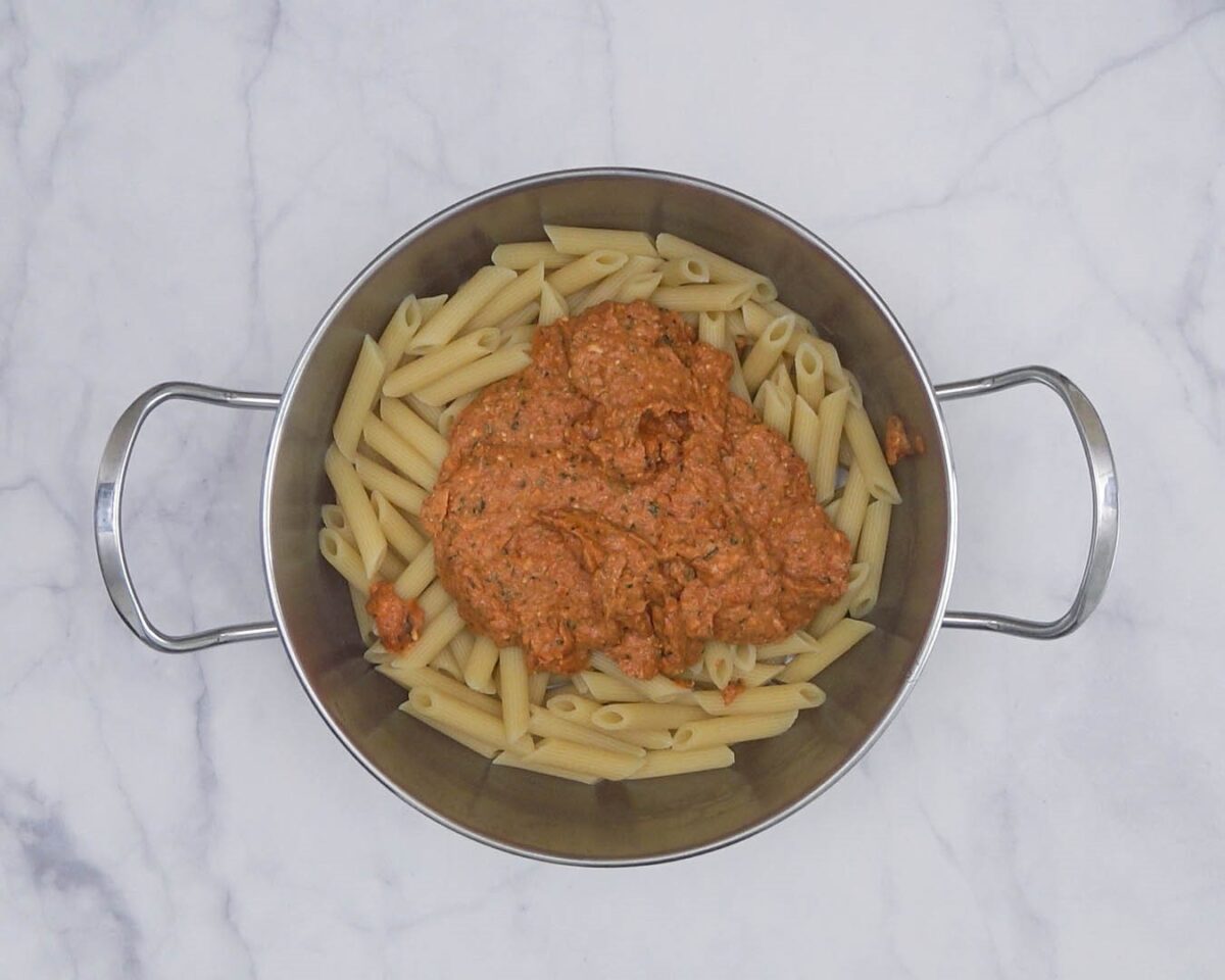 Penne ziti rigate con pesto alla calabrese. Receta de pasta italiana paso a paso
