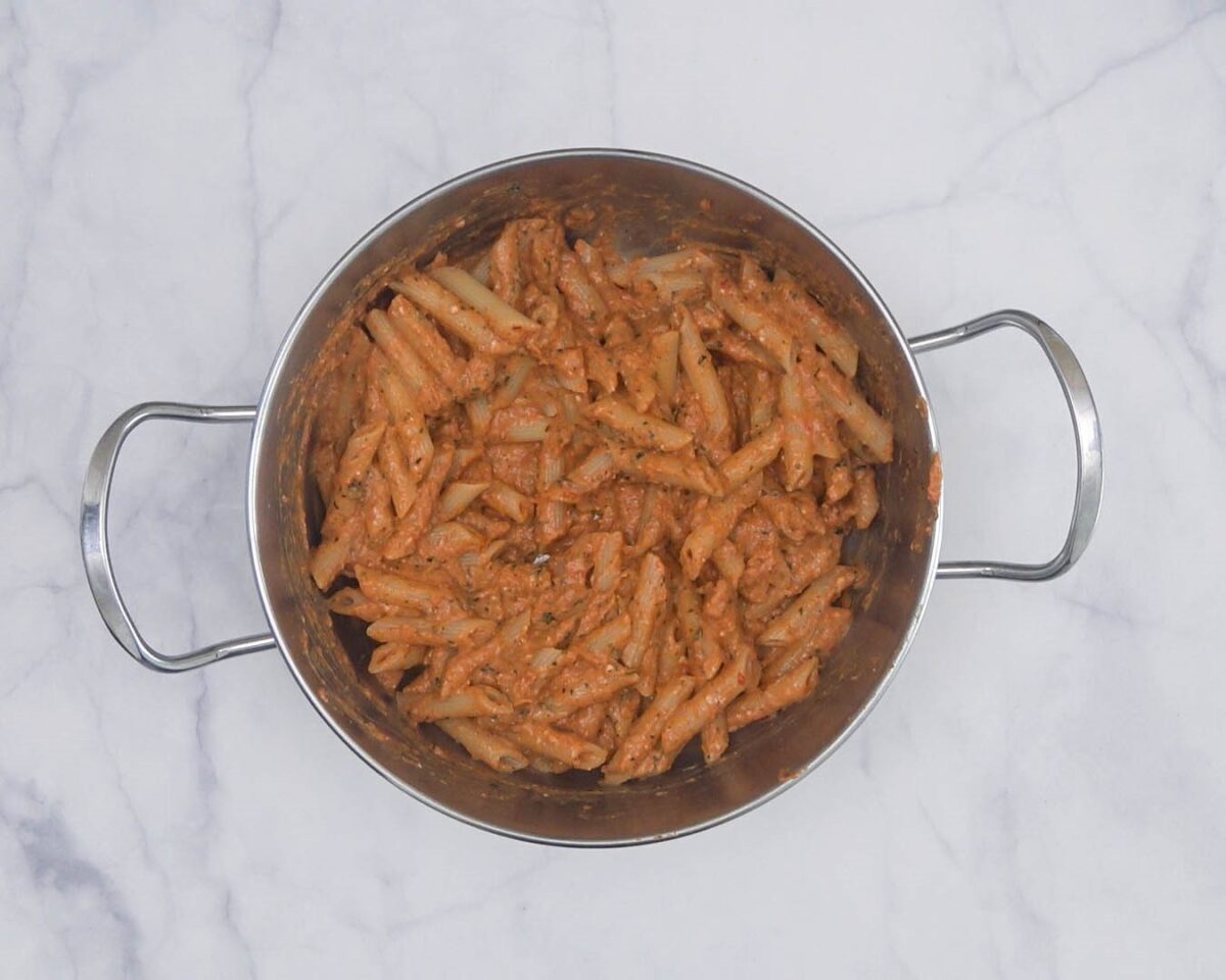 Penne ziti rigate con pesto alla calabrese. Receta de pasta italiana paso a paso