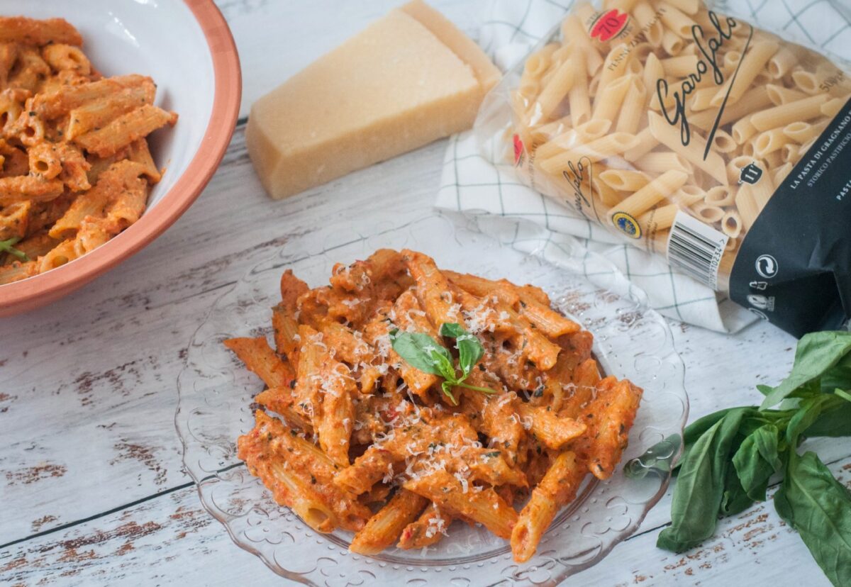 Penne ziti rigate con pesto alla calabrese. Receta de pasta italiana paso a paso