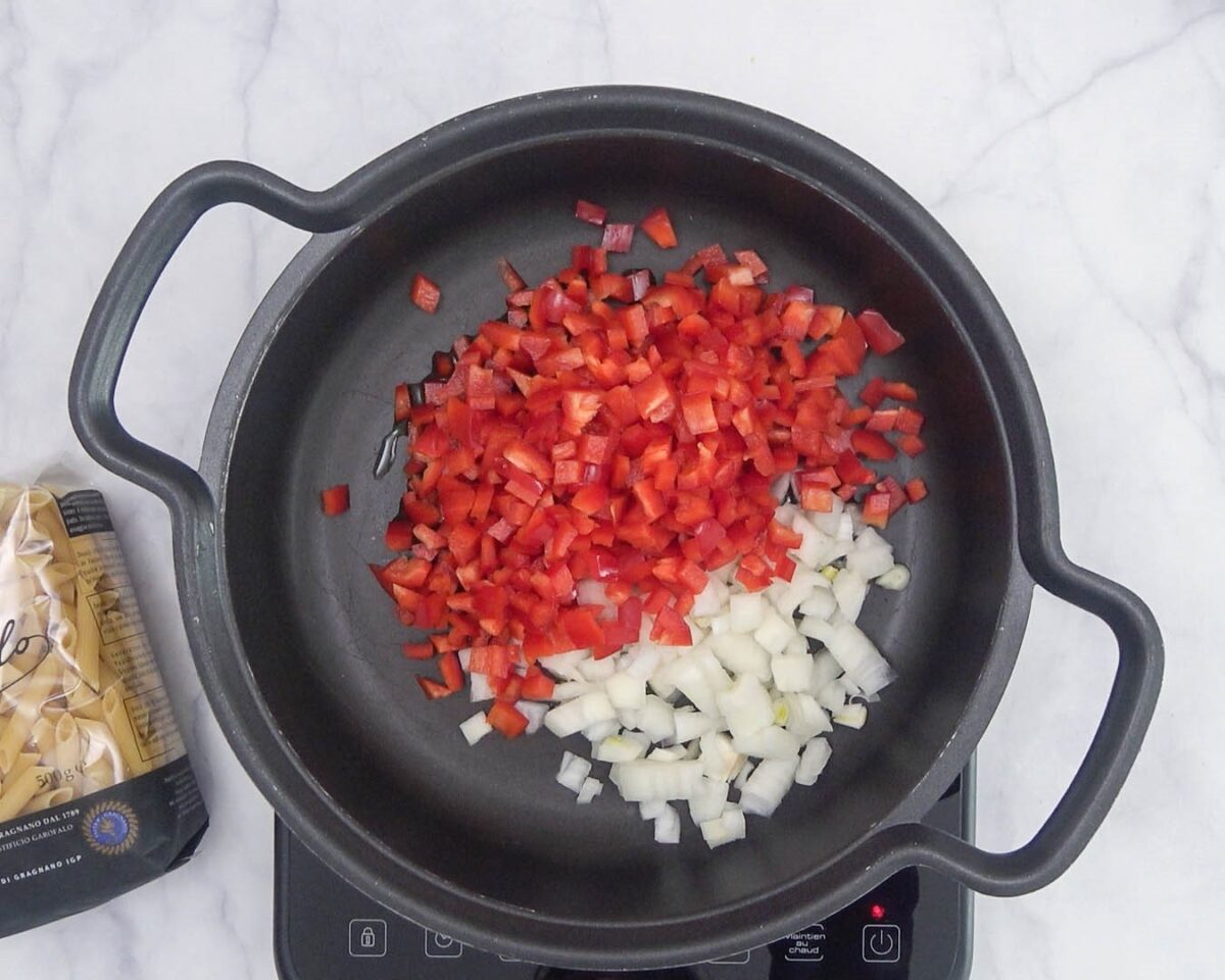Penne ziti rigate con pesto alla calabrese. Receta de pasta italiana paso a paso