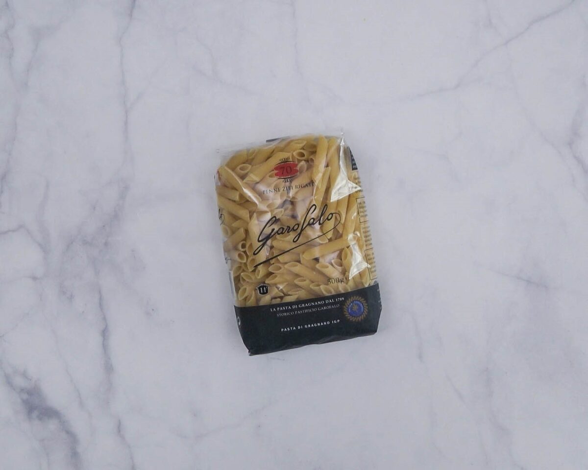 Penne ziti rigate con pesto alla calabrese. Receta de pasta italiana paso a paso