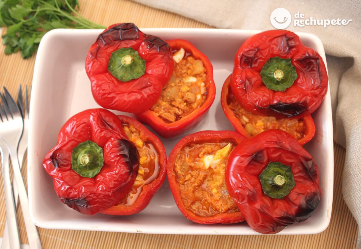 Pimientos rellenos de atún y huevo al horno