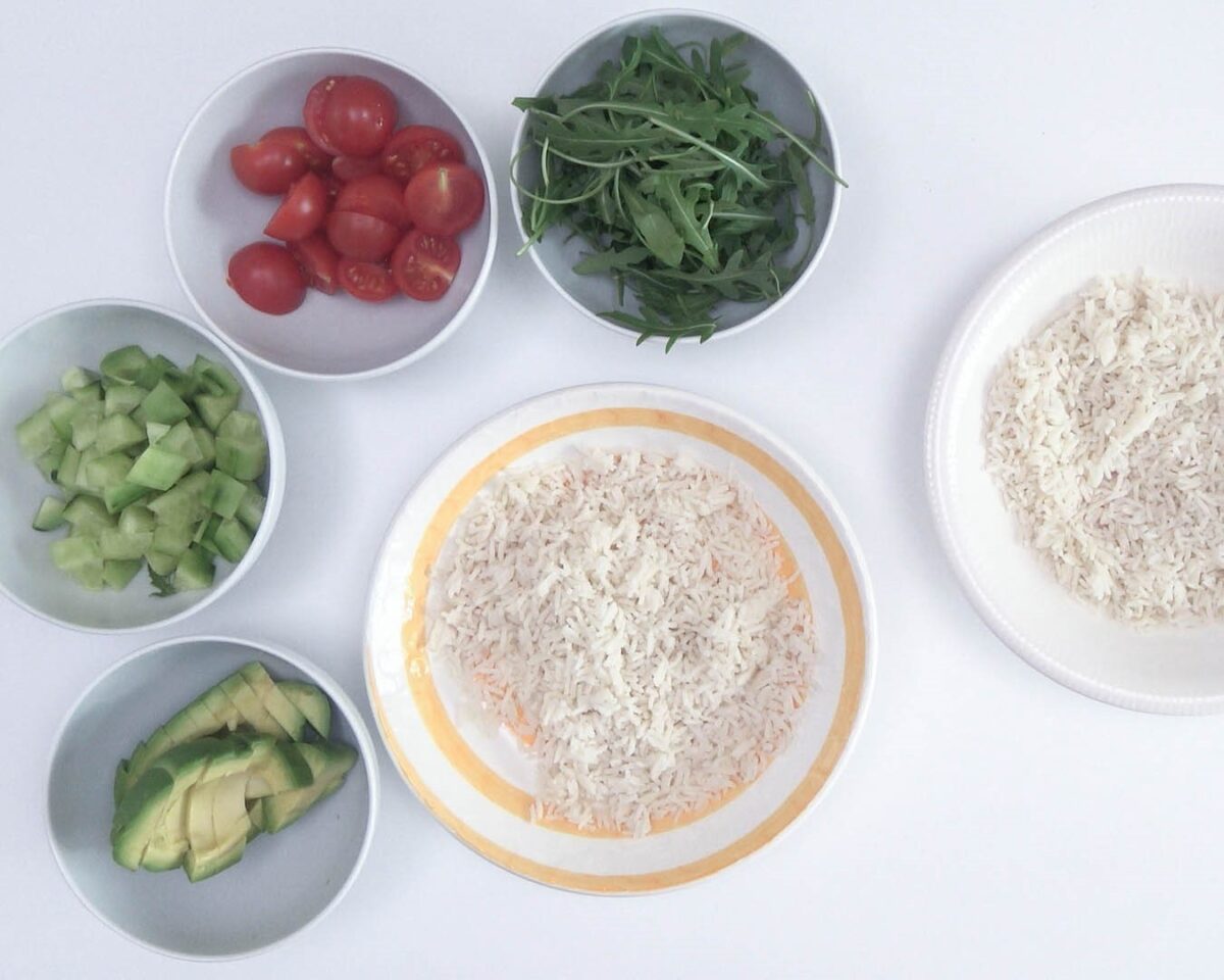 Ensalada de arroz con salmón y aguacate. Bowl de arroz rápido y sano
