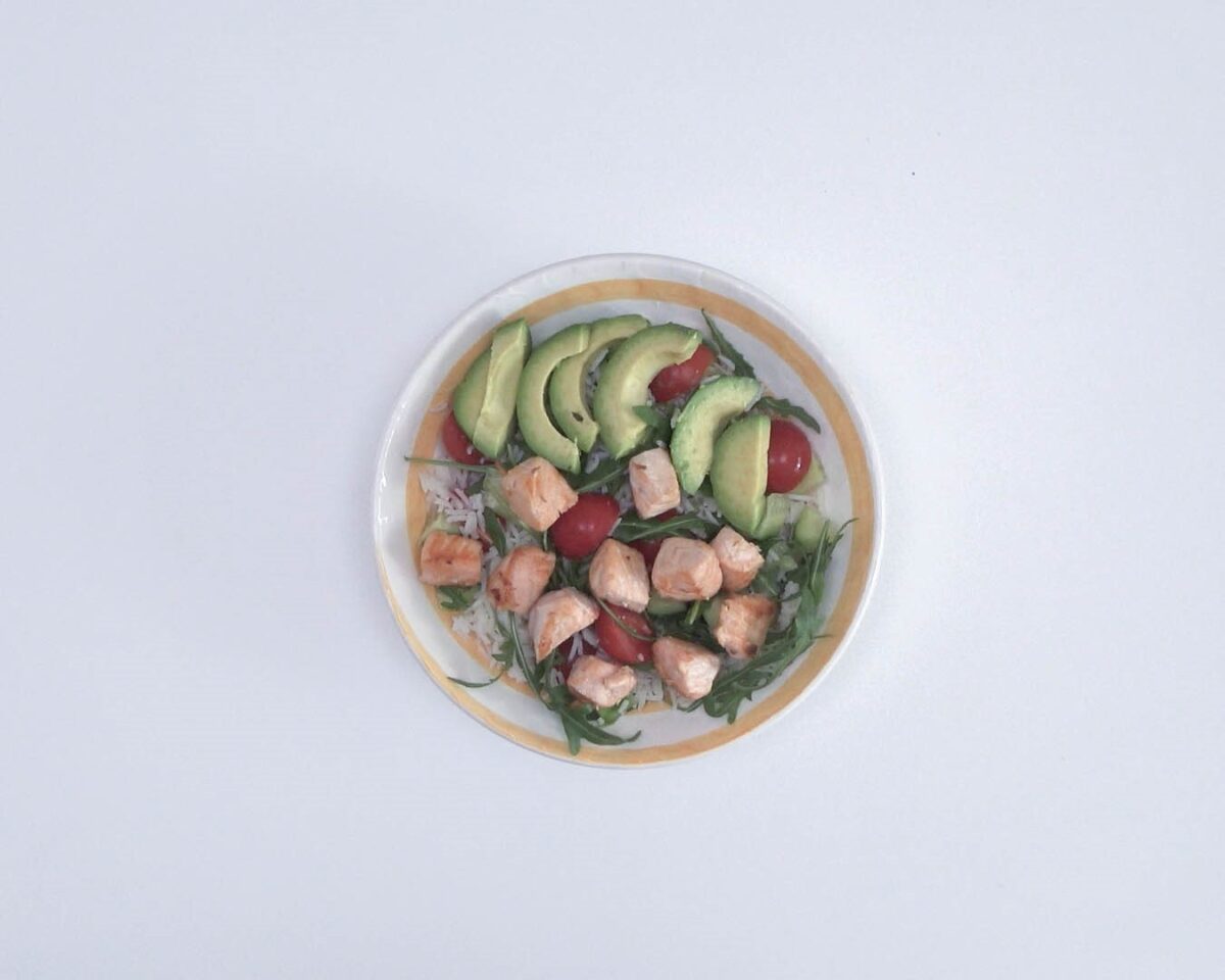 Ensalada de arroz con salmón y aguacate. Bowl de arroz rápido y sano