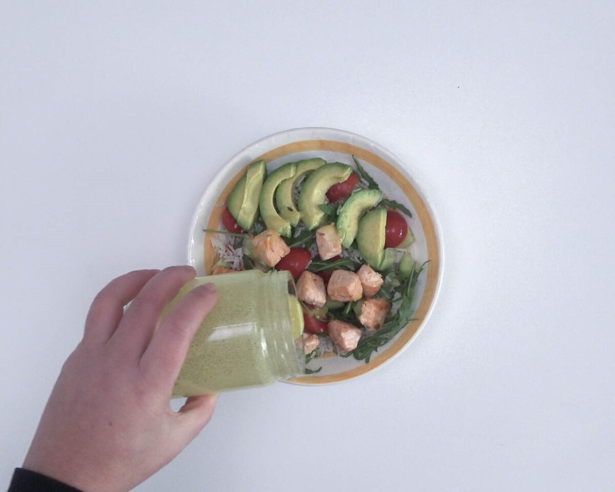 Ensalada de arroz con salmón y aguacate. Bowl de arroz rápido y sano