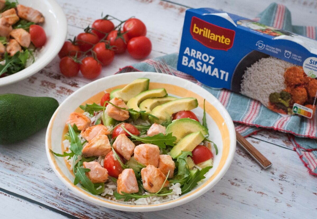 Ensalada de arroz con salmón y aguacate. Bowl de arroz rápido y sano