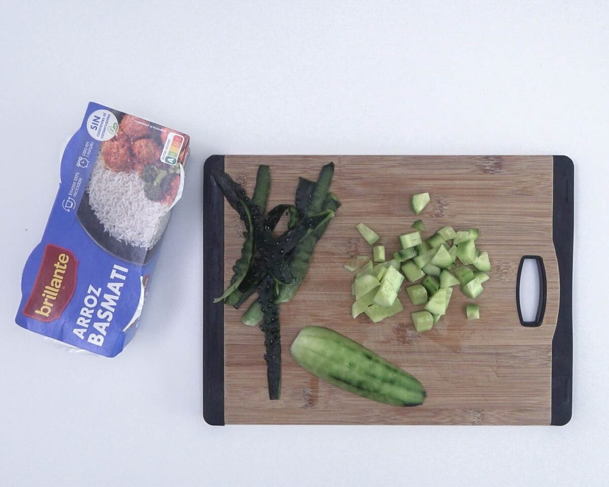 Ensalada de arroz con salmón y aguacate. Bowl de arroz rápido y sano