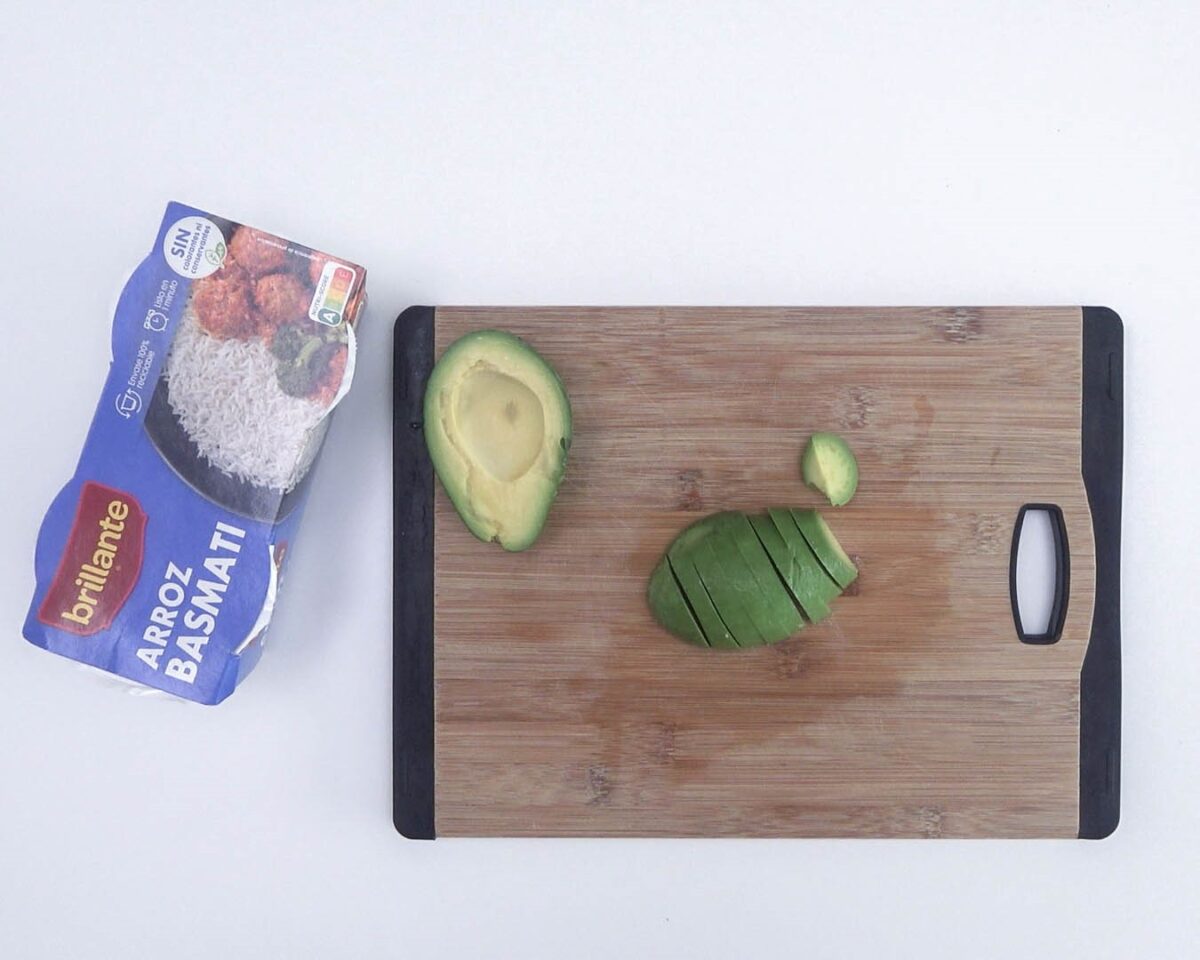 Ensalada de arroz con salmón y aguacate. Bowl de arroz rápido y sano