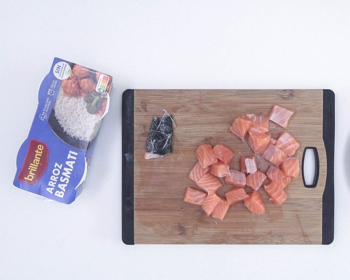 Ensalada de arroz con salmón y aguacate. Bowl de arroz rápido y sano