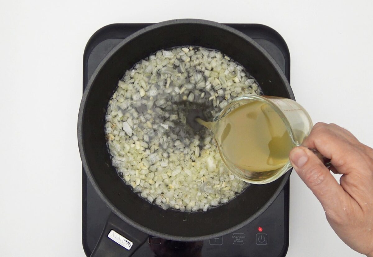 Merluza con almejas a la sidra. Receta tradicional paso a paso
