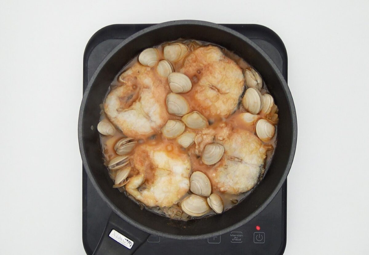 Merluza con almejas a la sidra. Receta tradicional paso a paso