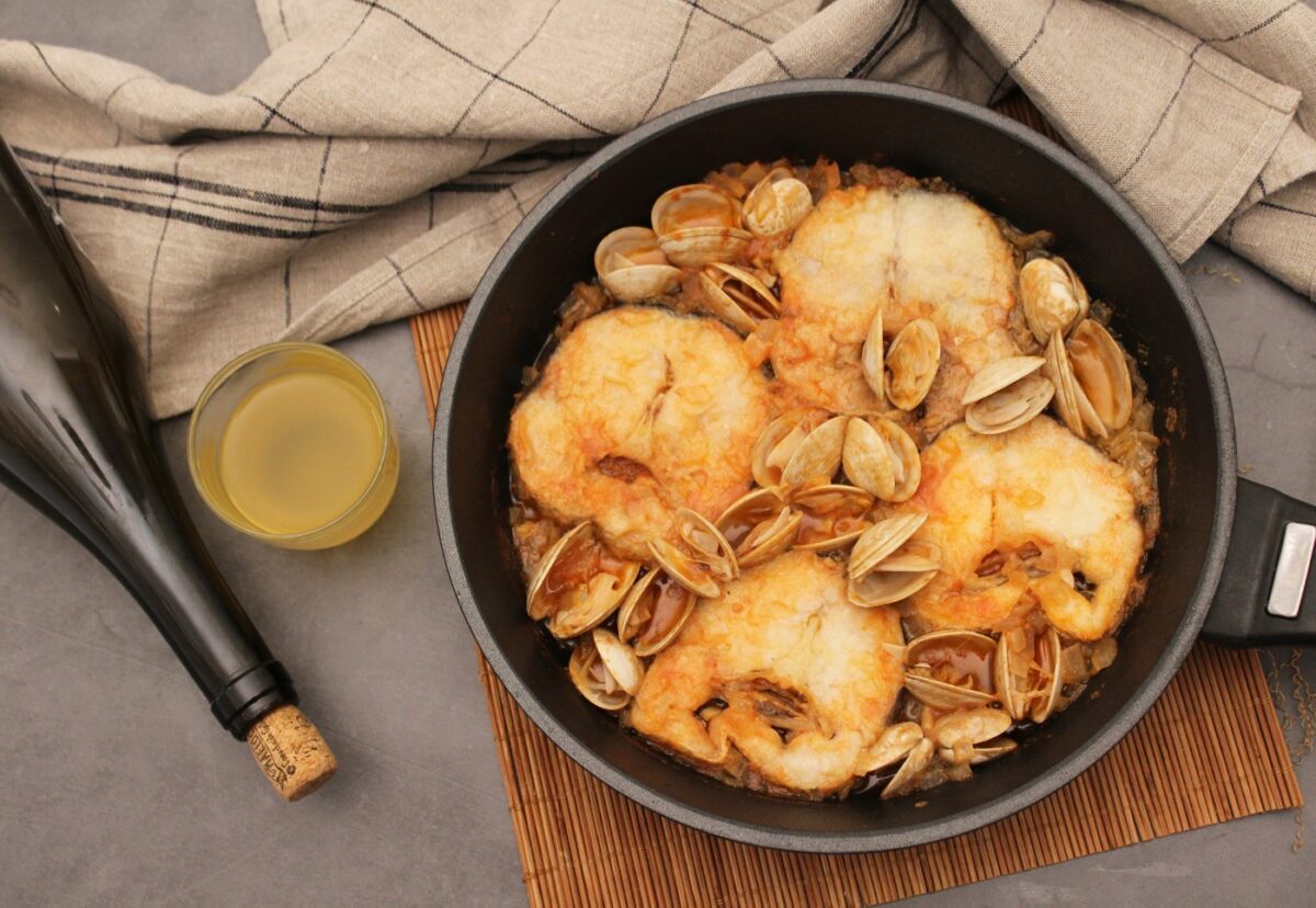 Merluza con almejas a la sidra. Receta tradicional paso a paso
