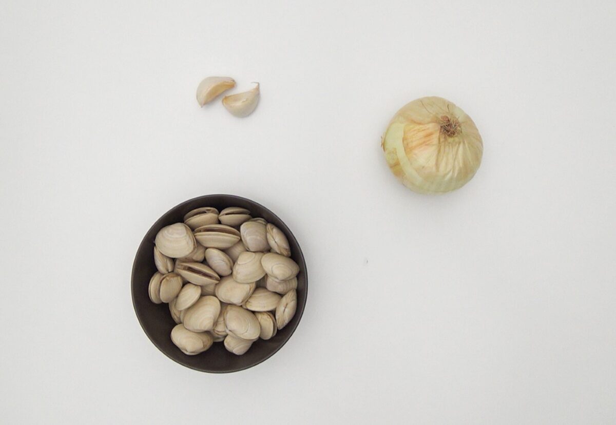 Merluza con almejas a la sidra. Receta tradicional paso a paso