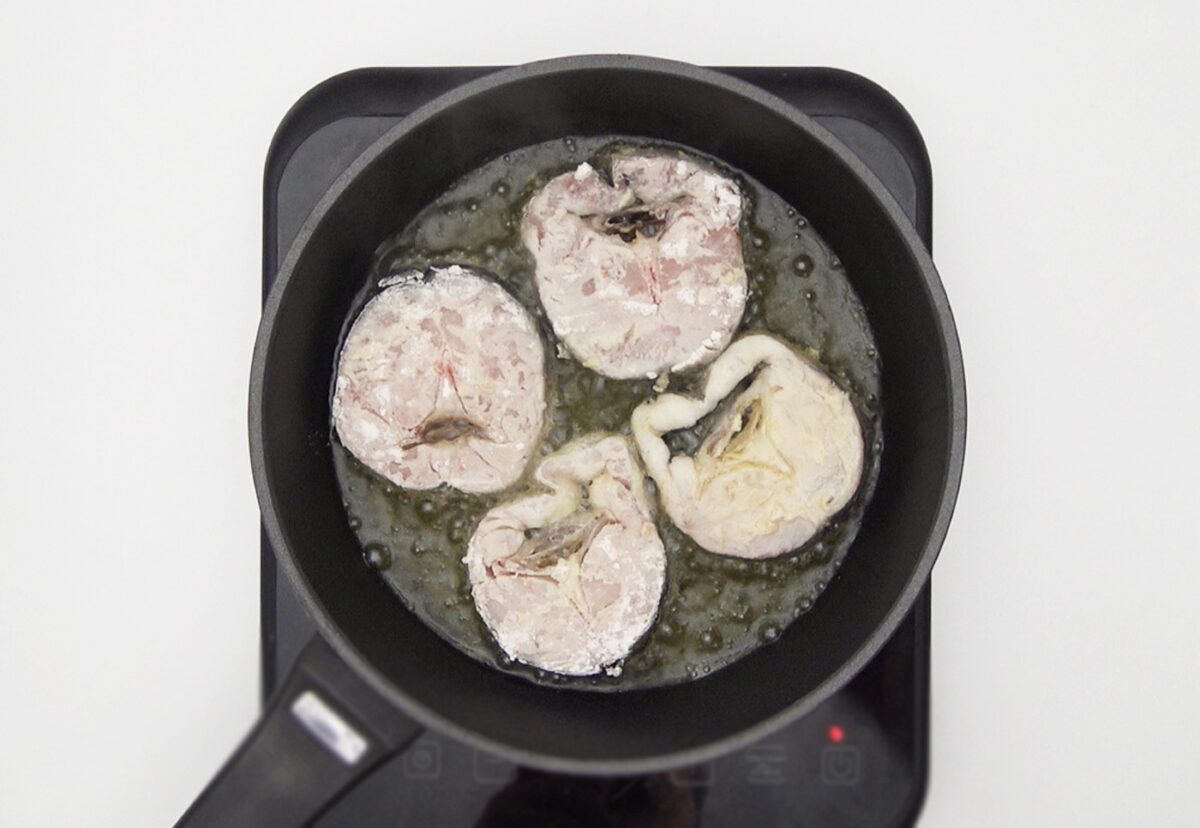 Merluza con almejas a la sidra. Receta tradicional paso a paso