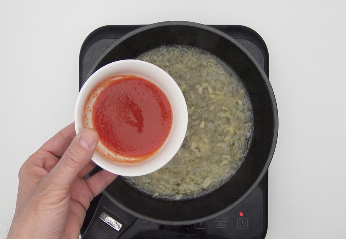 Merluza con almejas a la sidra. Receta tradicional paso a paso