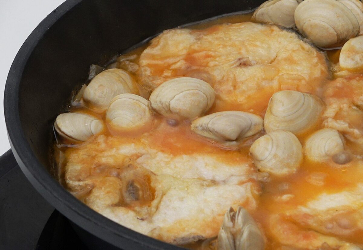 Merluza con almejas a la sidra. Receta tradicional paso a paso
