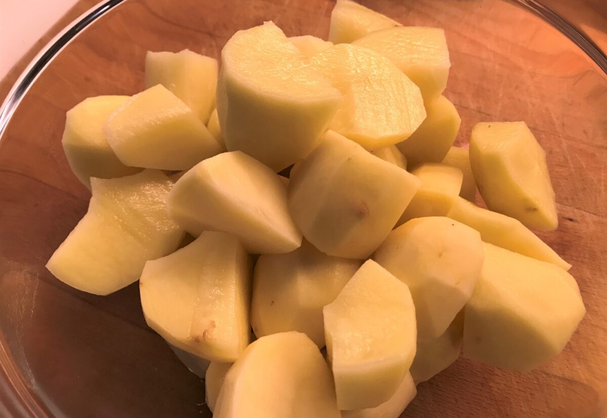 Patatas guisadas o viudas, la receta de cuchara más barata