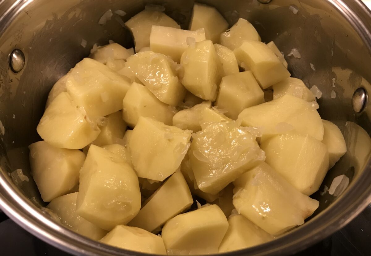 Patatas guisadas o viudas, la receta de cuchara más barata