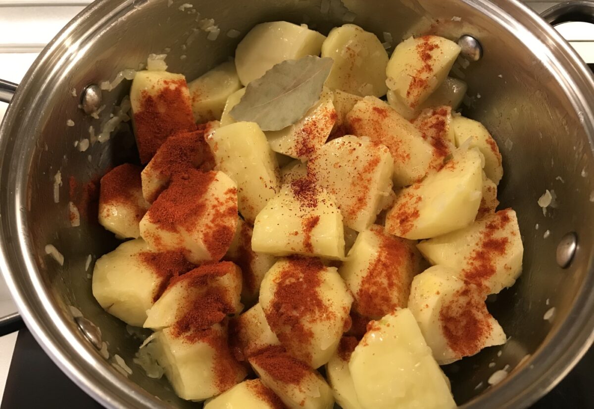 Patatas guisadas o viudas, la receta de cuchara más barata
