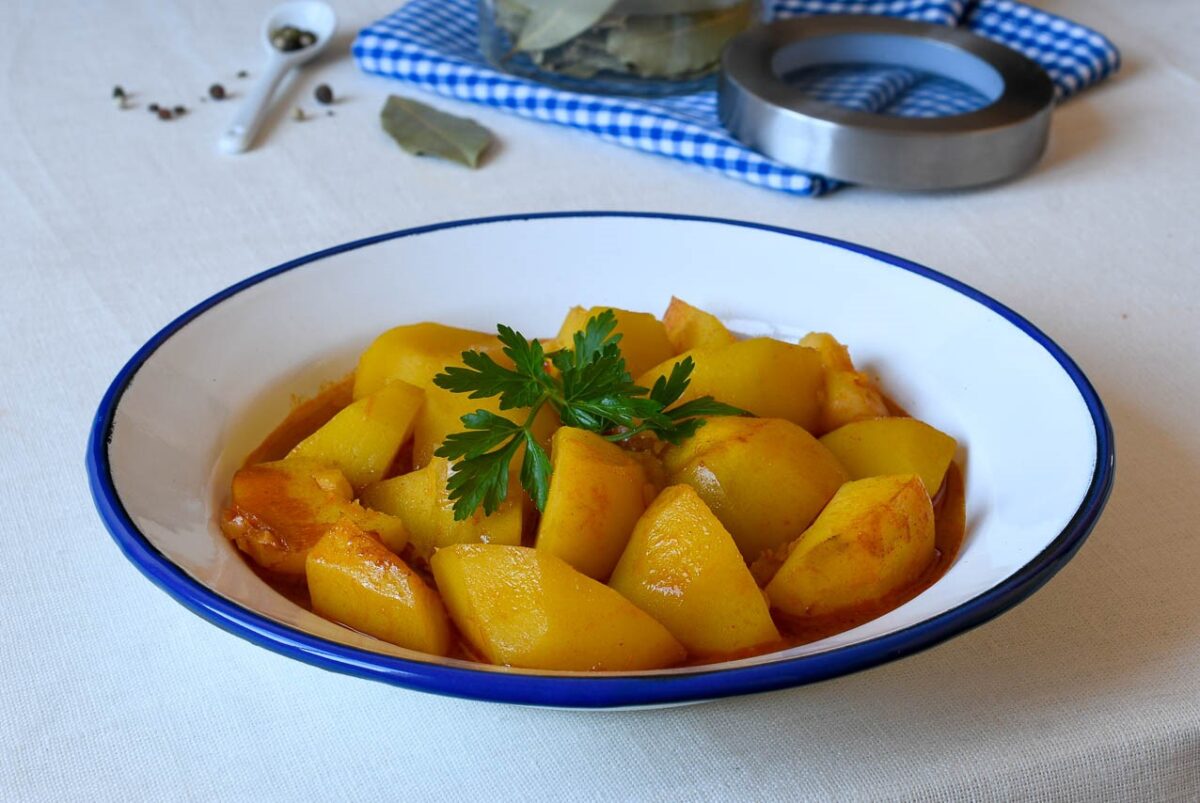 Patatas guisadas o viudas, la receta de cuchara más barata