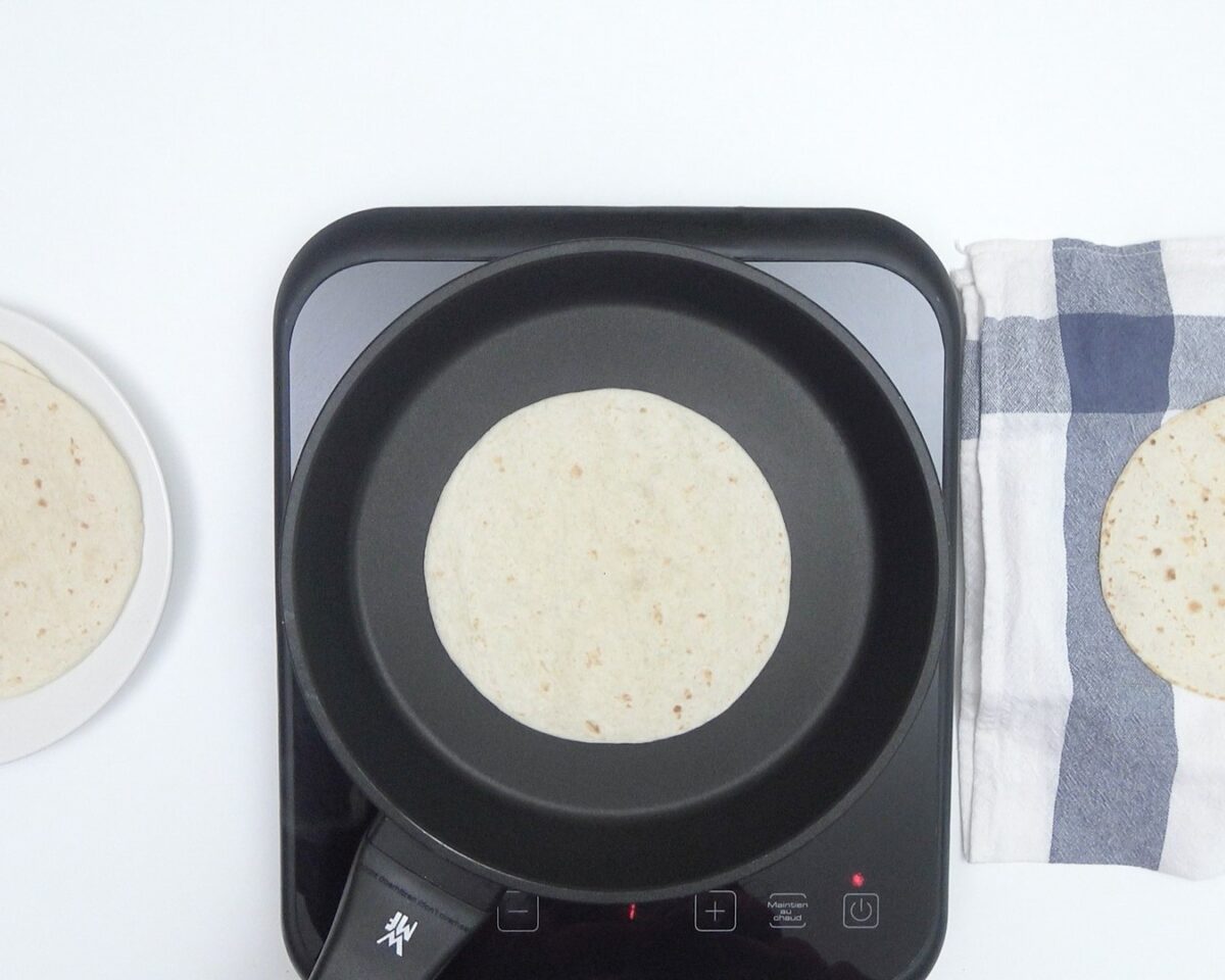 Tacos saludables de verduras asadas y crema de aguacate