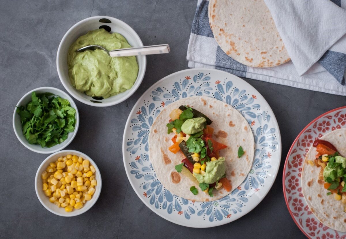 Tacos saludables de verduras asadas y crema de aguacate