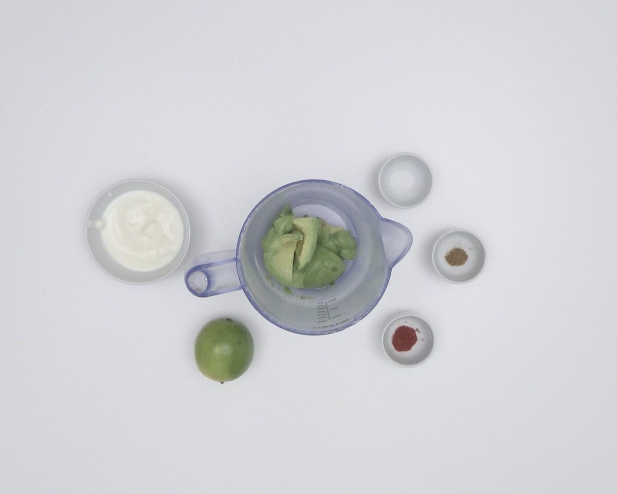 Tacos saludables de verduras asadas y crema de aguacate