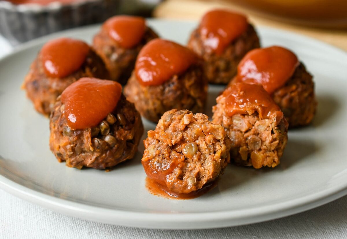 Albóndigas de lentejas y verduras al horno. Receta vegetariana sabrosa y saludable