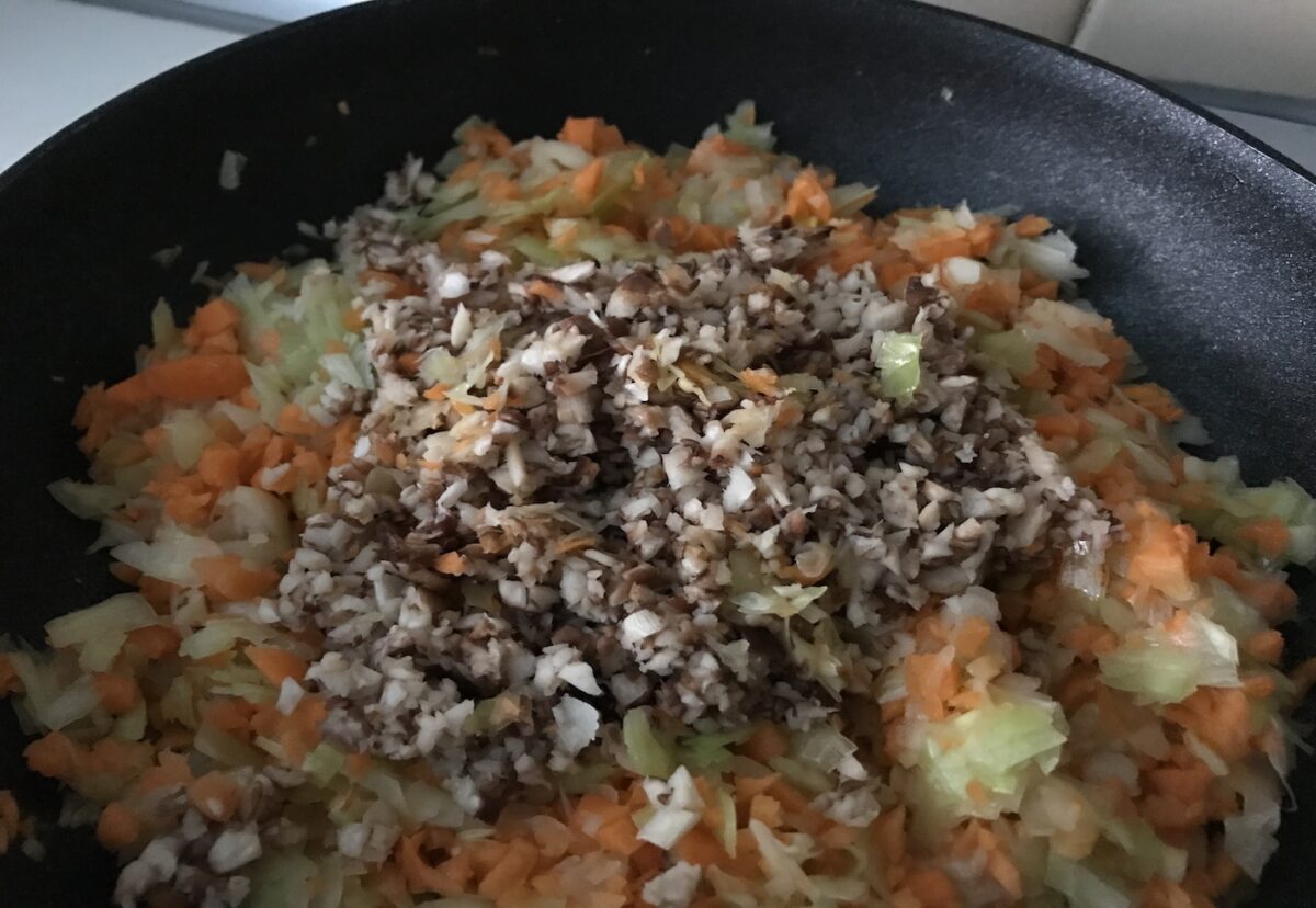 Albóndigas de lentejas y verduras al horno. Receta vegetariana sabrosa y saludable