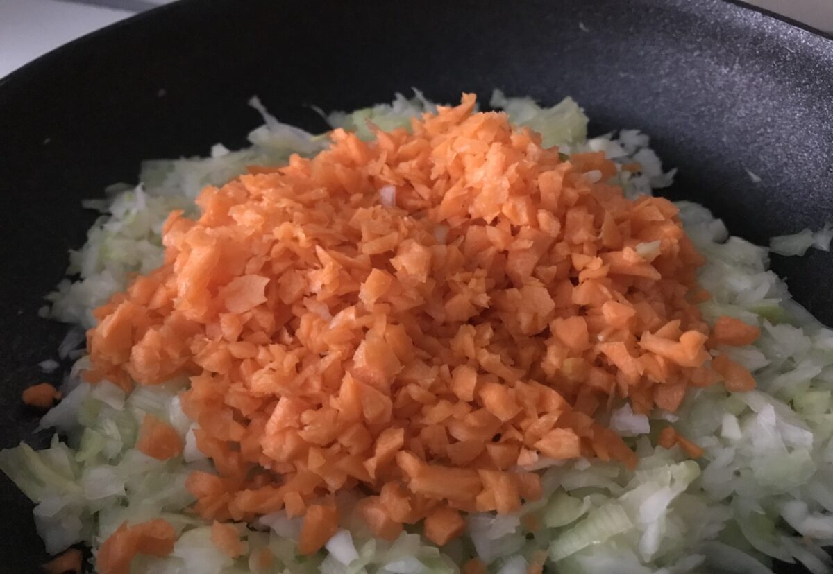 Albóndigas de lentejas y verduras al horno. Receta vegetariana sabrosa y saludable