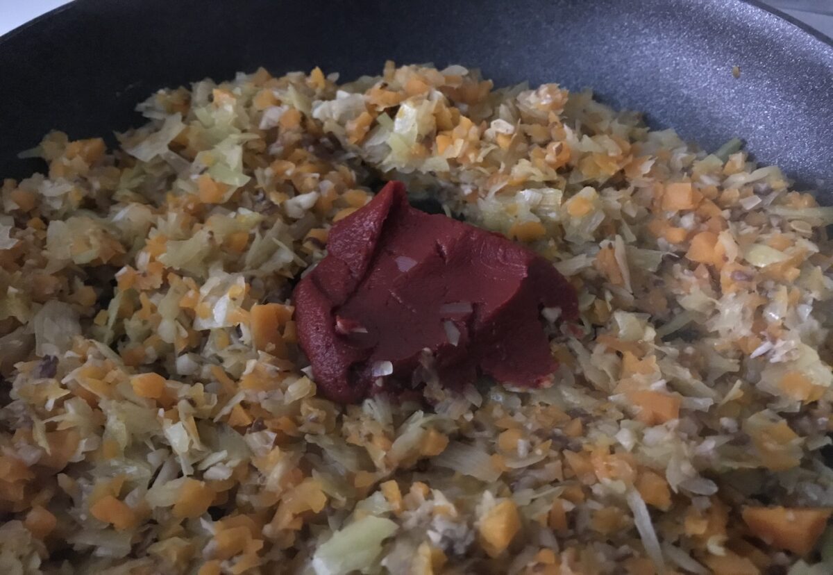 Albóndigas de lentejas y verduras al horno. Receta vegetariana sabrosa y saludable