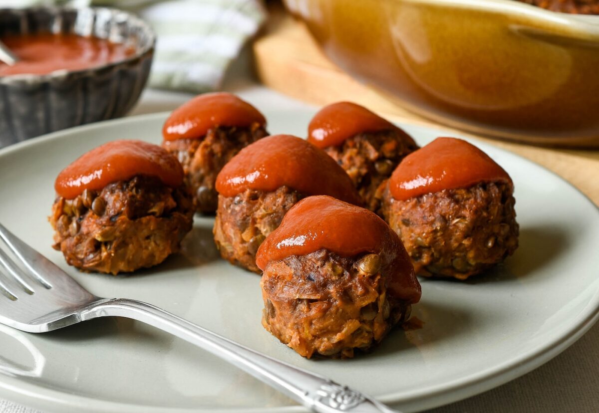 Albóndigas de lentejas y verduras al horno. Receta vegetariana sabrosa y saludable