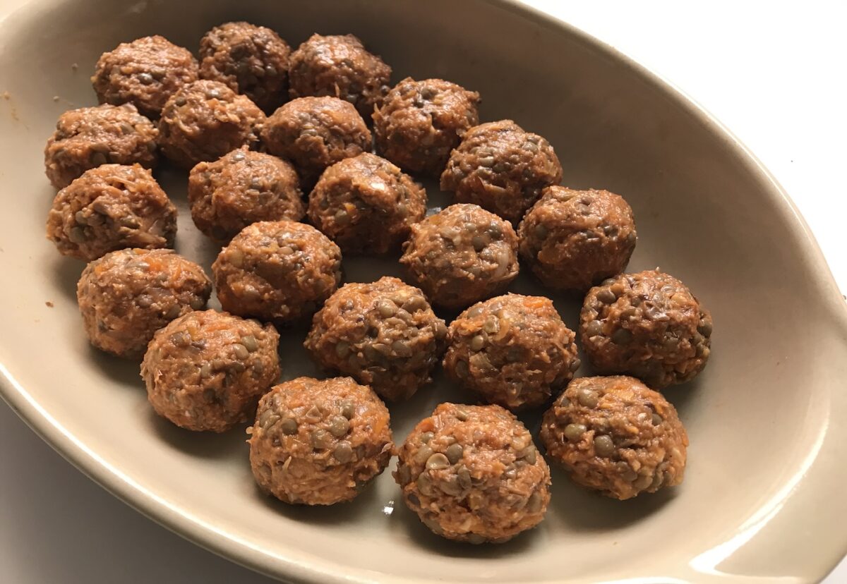Albóndigas de lentejas y verduras al horno. Receta vegetariana sabrosa y saludable