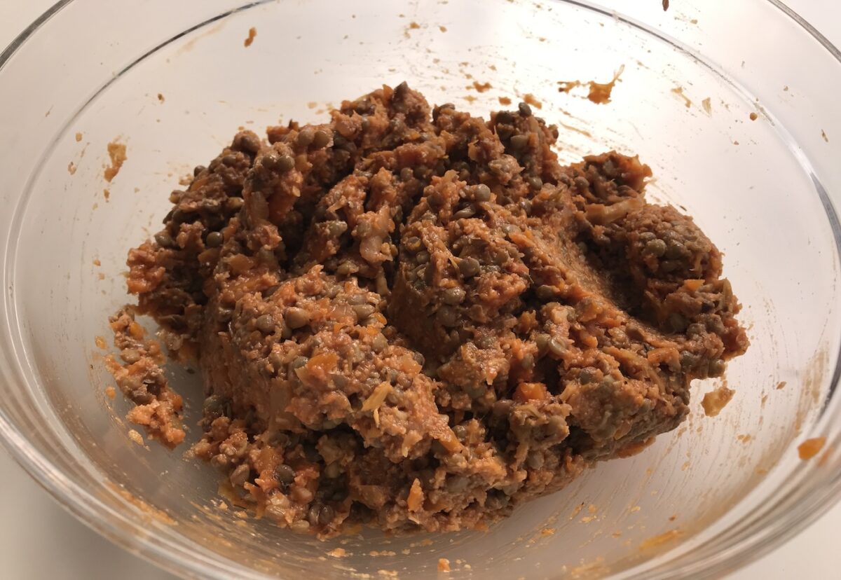 Albóndigas de lentejas y verduras al horno. Receta vegetariana sabrosa y saludable