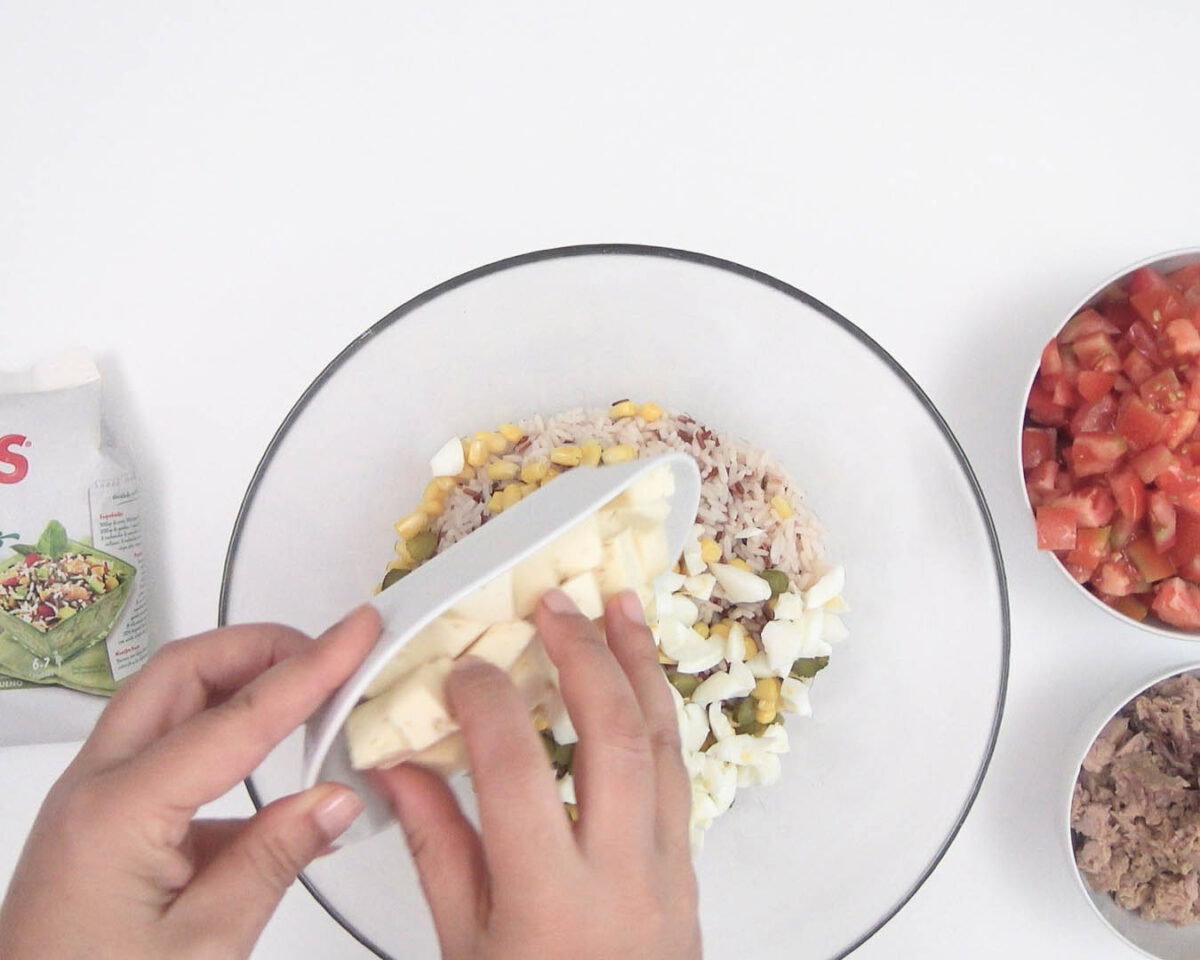 Cómo hacer una ensalada de arroz y atún. Receta fácil perfecta para el verano
