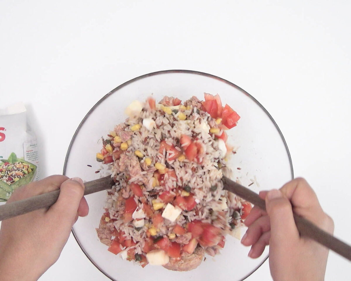 Cómo hacer una ensalada de arroz y atún. Receta fácil perfecta para el verano