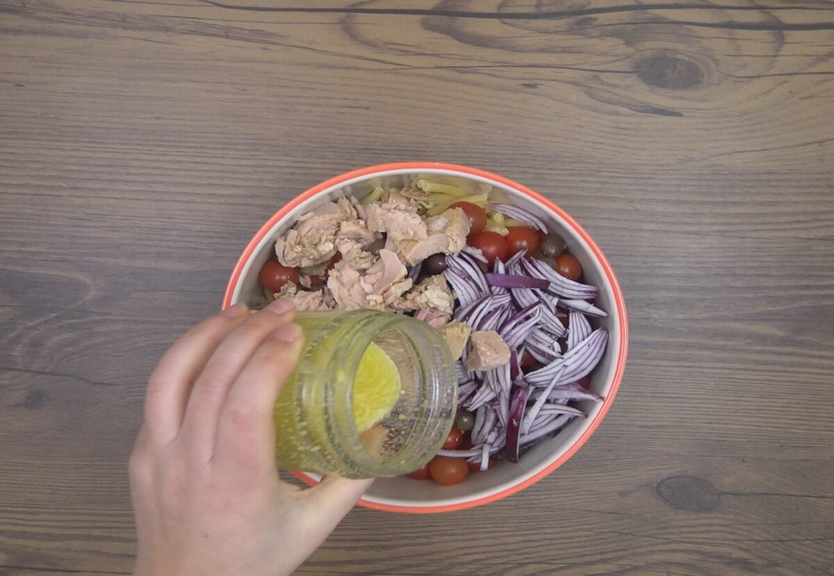 Ensalada de pasta con atún. Receta fácil y rica