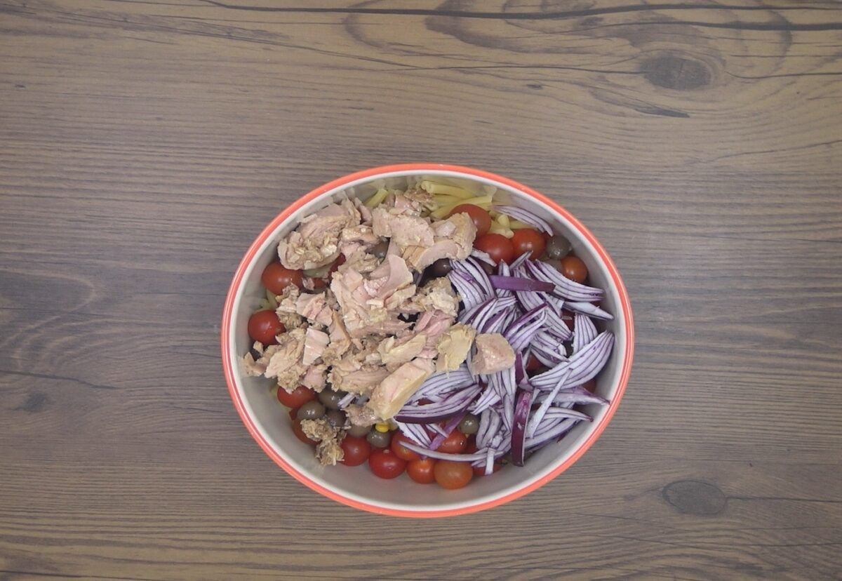 Ensalada de pasta con atún. Receta fácil y rica