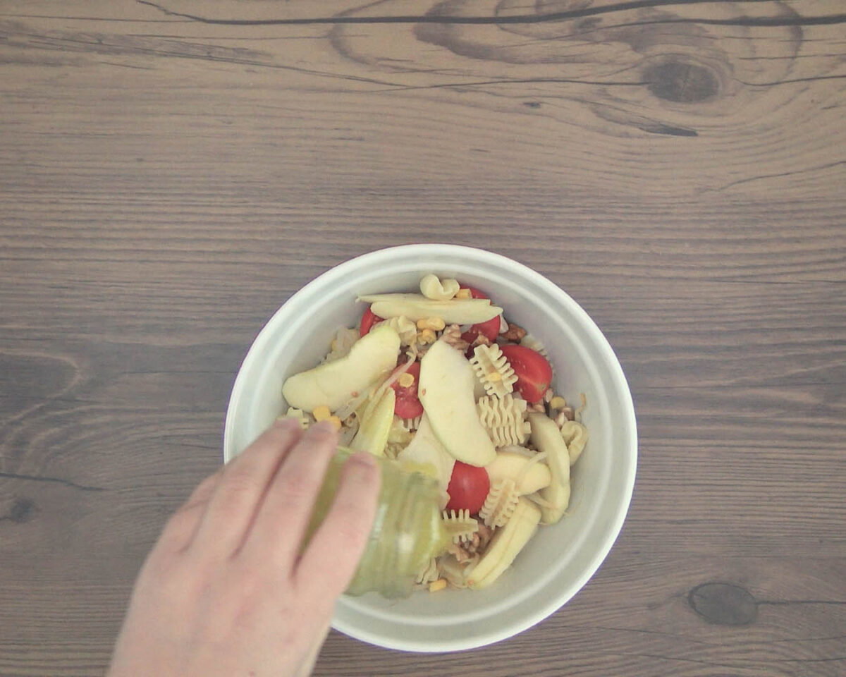 Ensalada fresca de pasta y manzana