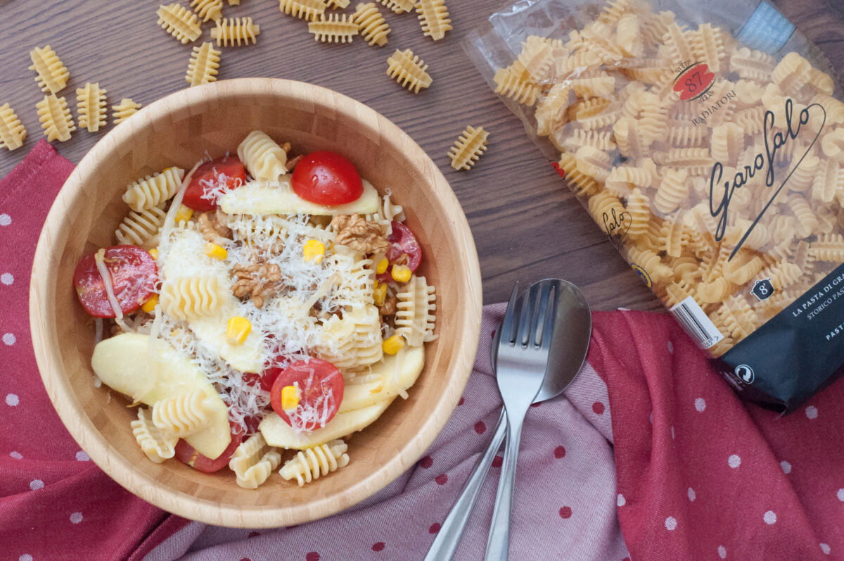 Ensalada fresca de pasta y manzana