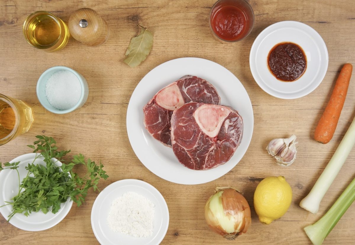 Ossobuco guisado con verduras y acompañado de gremolata. Receta italiana paso a paso