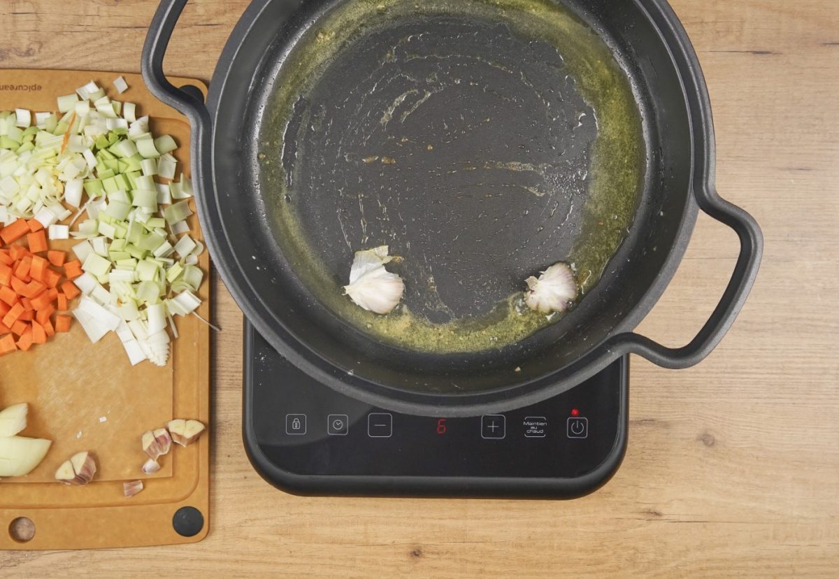 Ossobuco guisado con verduras y acompañado de gremolata. Receta italiana paso a paso