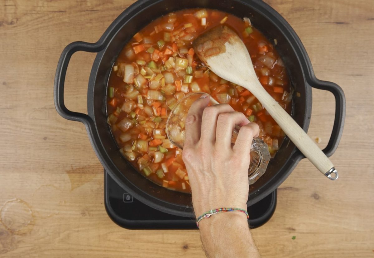 Ossobuco guisado con verduras y acompañado de gremolata. Receta italiana paso a paso