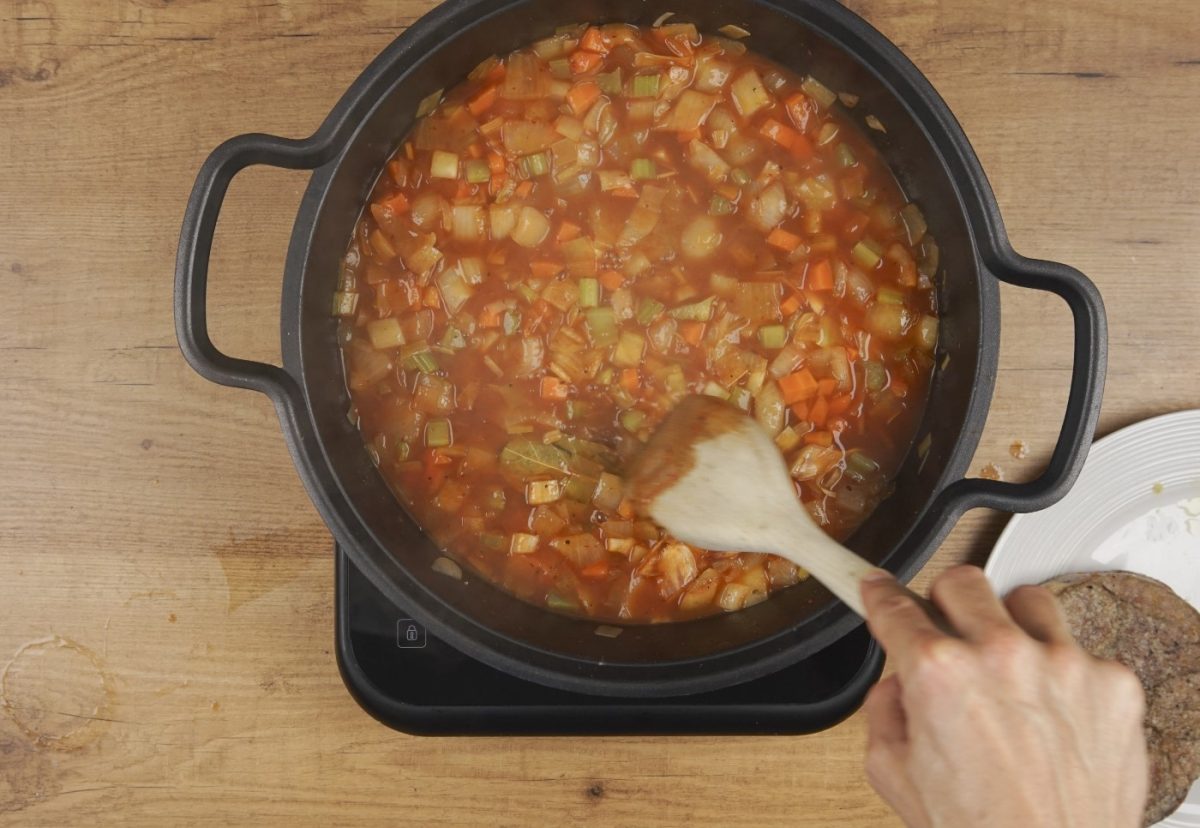 Ossobuco guisado con verduras y acompañado de gremolata. Receta italiana paso a paso