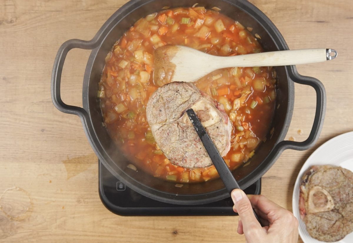 Ossobuco guisado con verduras y acompañado de gremolata. Receta italiana paso a paso