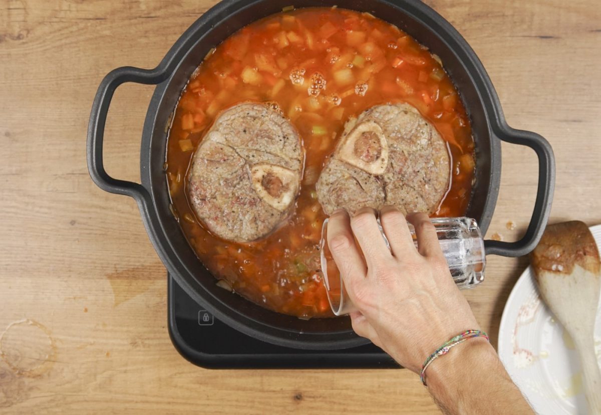 Ossobuco guisado con verduras y acompañado de gremolata. Receta italiana paso a paso